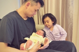 nba开盘-一家四口！原帅更博晒照迎二胎：致敬伟大的老婆！